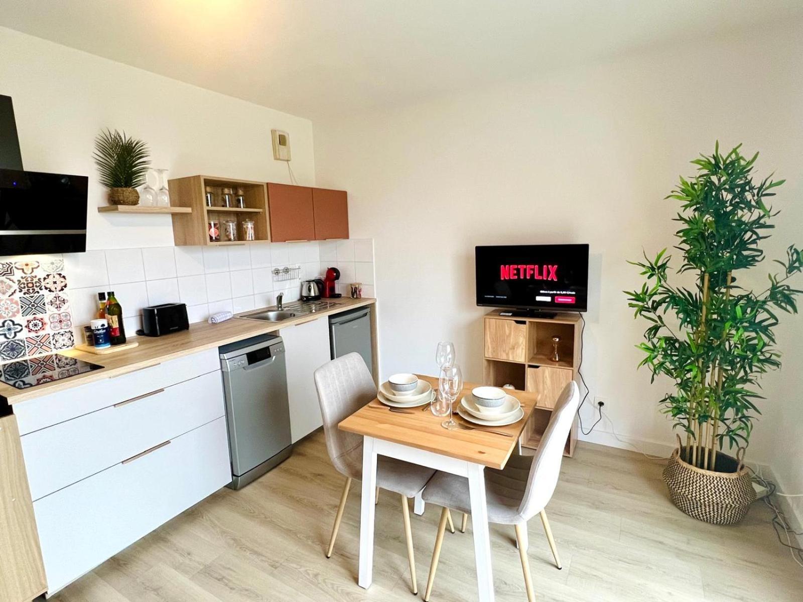 Le Courvoisy, Studio Avec Piscine, Pres Groupama Stadium Et Salle Arena Meyzieu Eksteriør billede